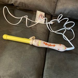 Daisy Darling Cassidy Beachwaver.